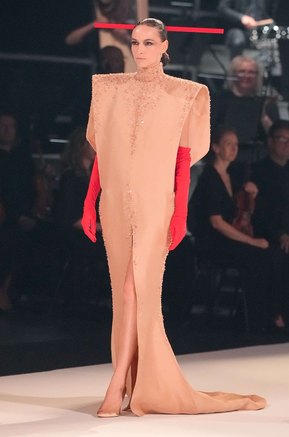 ستيفان رولاند يعزف «البوليرو» بأسلوب الهوت كوتور على مسرح الشانزليزيه