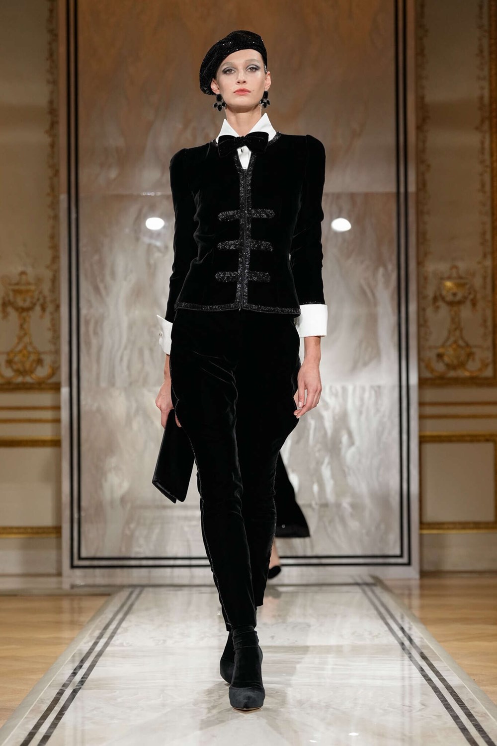 أرماني بريفيه.. سحر المخمل الأسود يتألق في باريس في غياب المصمم العالمي