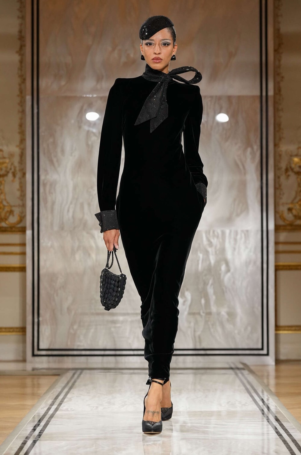 أرماني بريفيه.. سحر المخمل الأسود يتألق في باريس في غياب المصمم العالمي