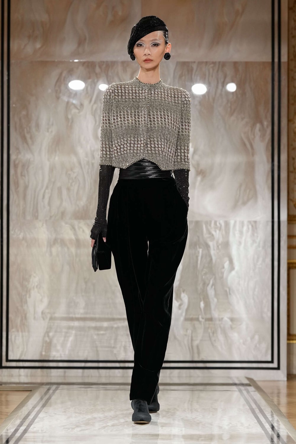 أرماني بريفيه.. سحر المخمل الأسود يتألق في باريس في غياب المصمم العالمي