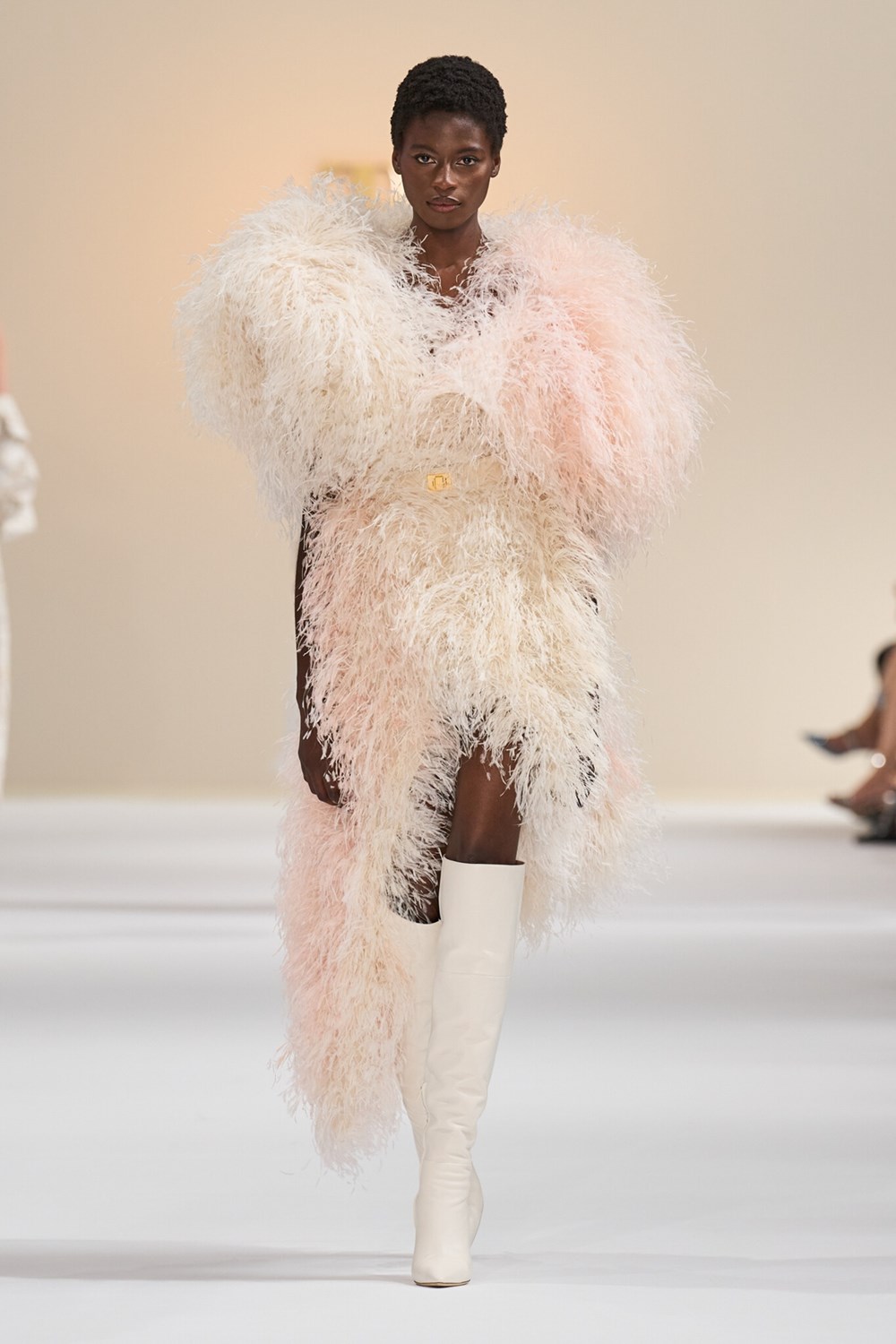 مجموعة تمارا رالف لخريف وشتاء 2025-2026.. أناقة هندسية بتوقيع أنثوي ناعم