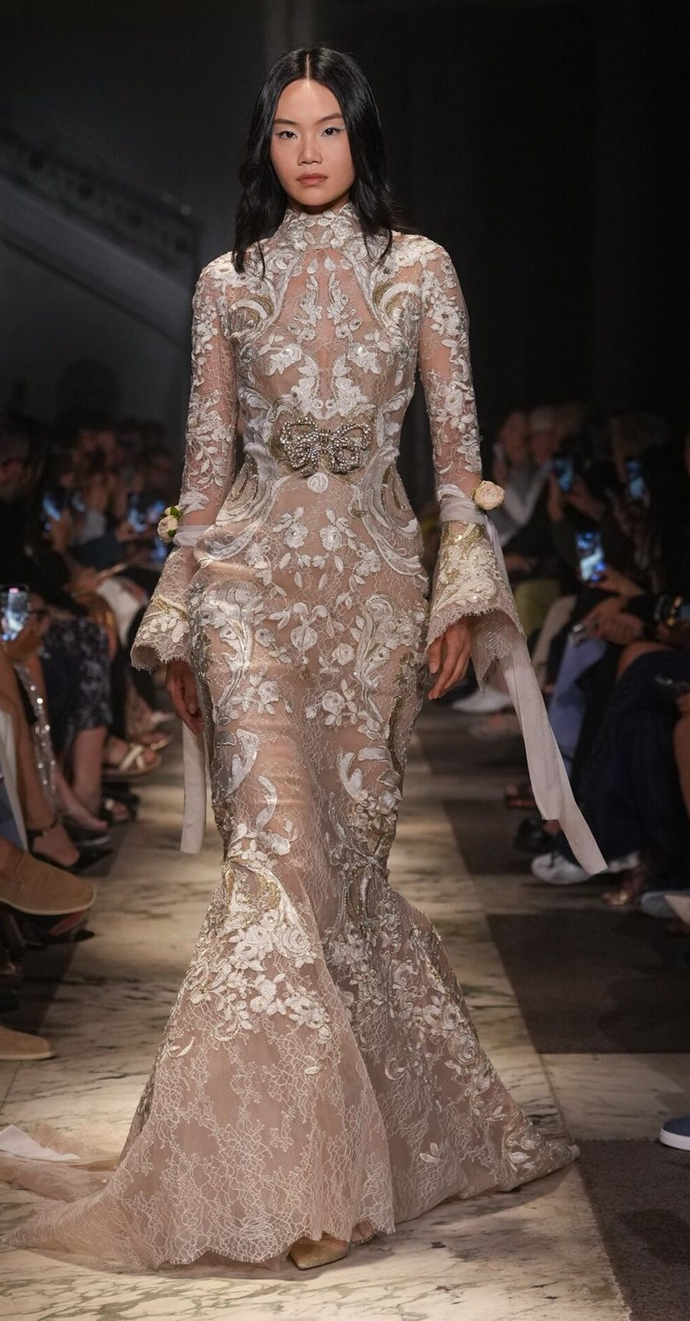 إيلي صعب يُغرق باريس بمجموعة ملكية جديدة.. لخريف وشتاء 2026