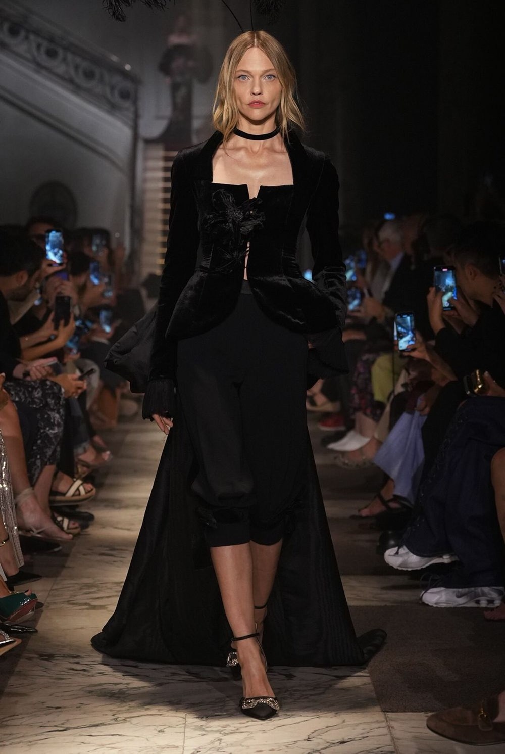 إيلي صعب يُغرق باريس بمجموعة ملكية جديدة.. لخريف وشتاء 2026