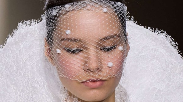 «عروس» أسبوع باريس للهوت كوتور.. فخامة شرقية على منصة عالمية «عروس» أسبوع باريس للهوت كوتور.. فخامة شرقية على منصة عالمية