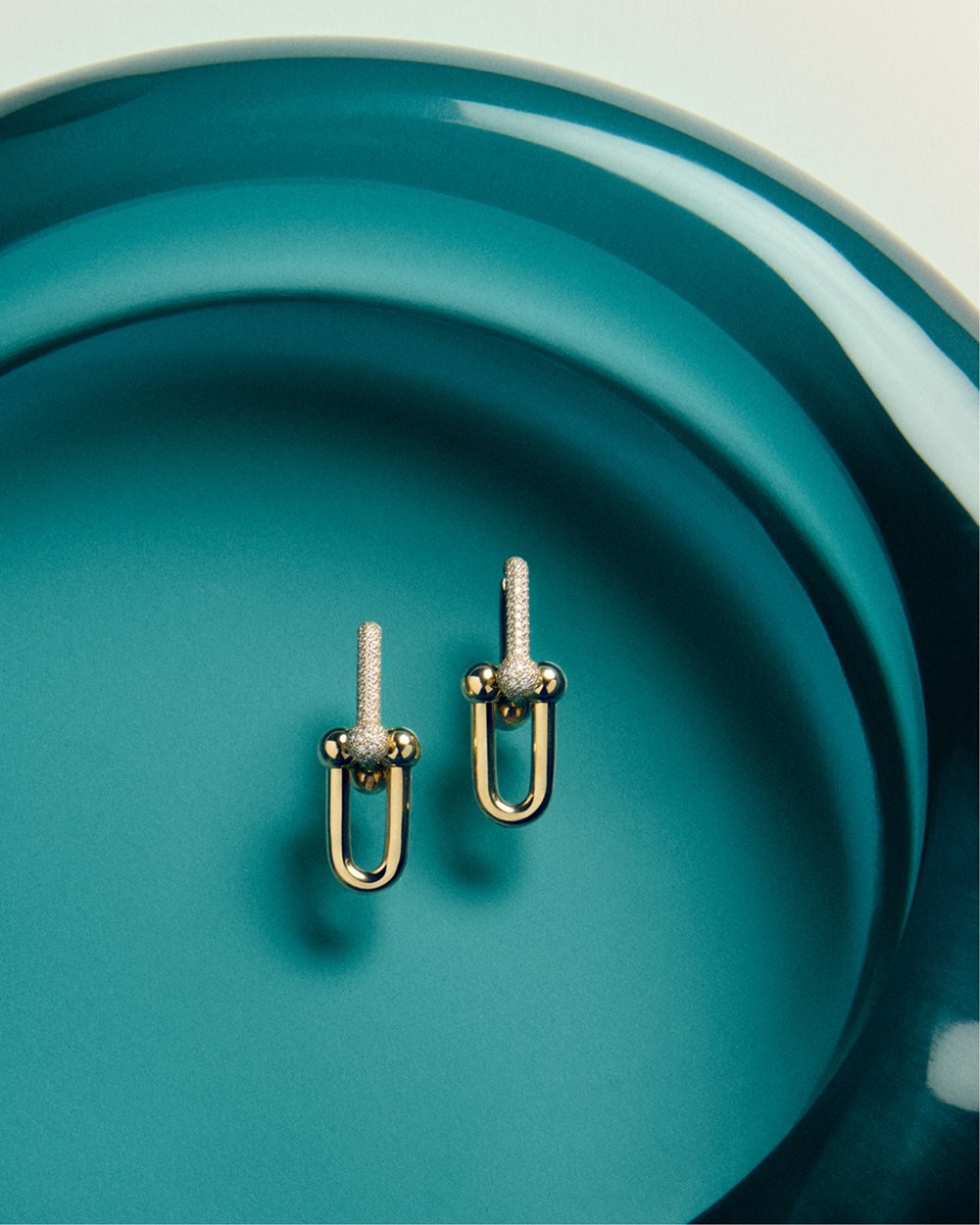 «تيفاني أند كو» تقدّم «HardWear».. أيقونة الصيف الجريئة