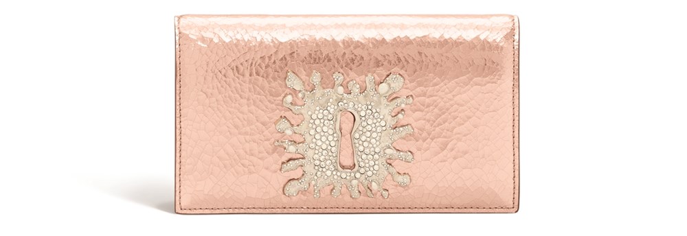 سحر الرمز وأناقة السهرات.. في رؤى Schiaparelli