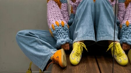 «صيف 2025».. الحذاء الرياضي الملون والغريب رفيق خطواتكِ «صيف 2025».. الحذاء الرياضي الملون والغريب رفيق خطواتكِ