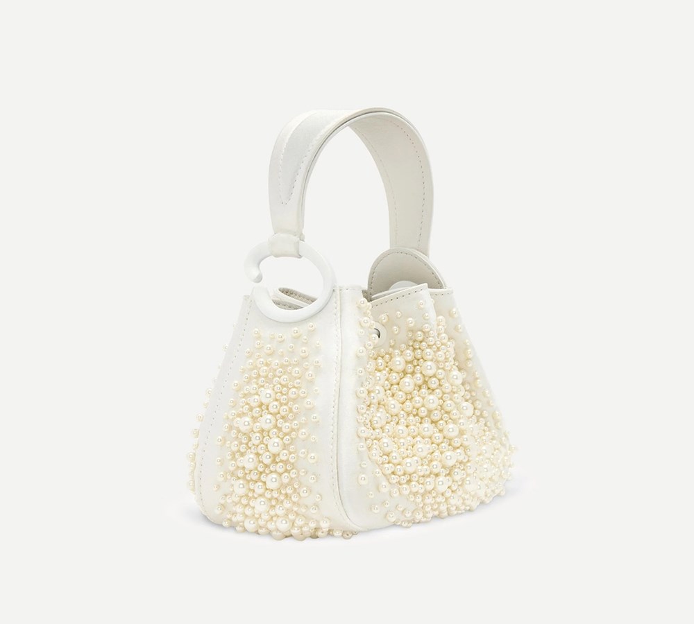 حقائب مسائية أنيقة مُرصعة بالمجوهرات