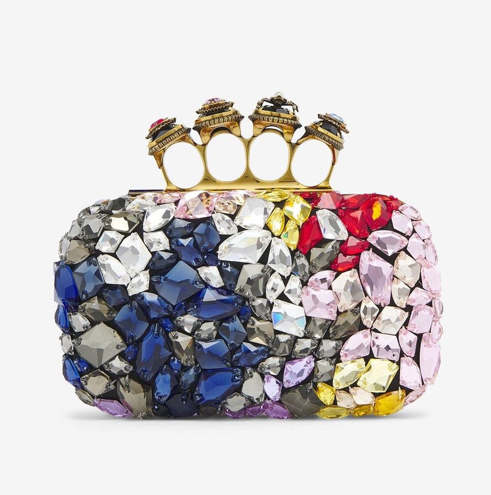 حقائب مسائية أنيقة مُرصعة بالمجوهرات