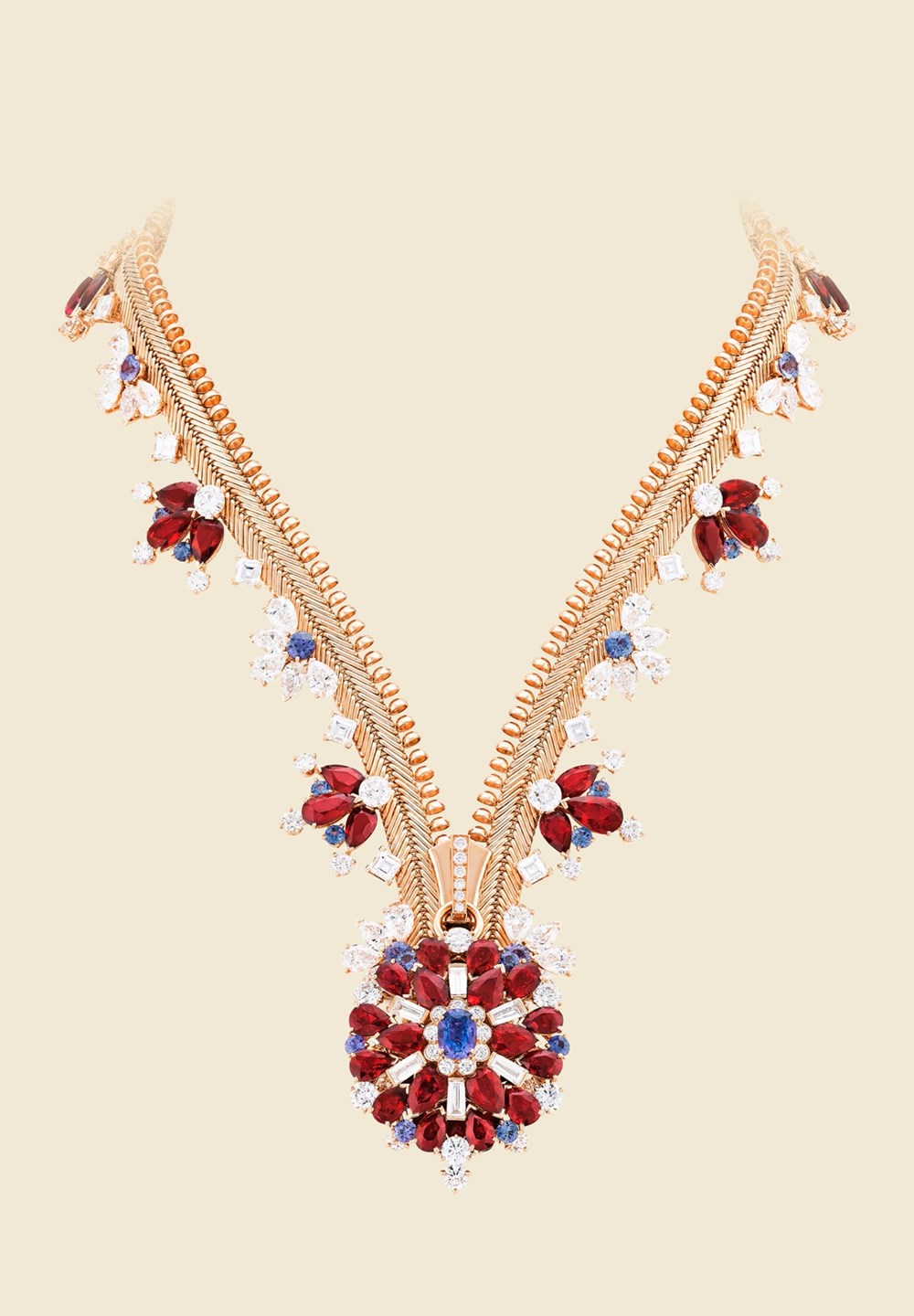 مجوهرات ساحرة بالأحجار الكريمة تنبض بالحياة والأناقة