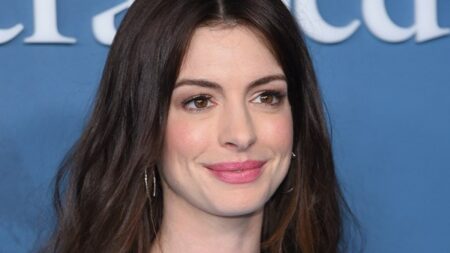 جولة في خزانة ثياب آن هاثاواي.. هل نكتشف لونها المفضل؟