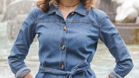 اختاري الفستان الدنيم في إطلالتكِ الصيف.. على طريقة النجمات اختاري الفستان الدنيم في إطلالتكِ الصيف.. على طريقة النجمات