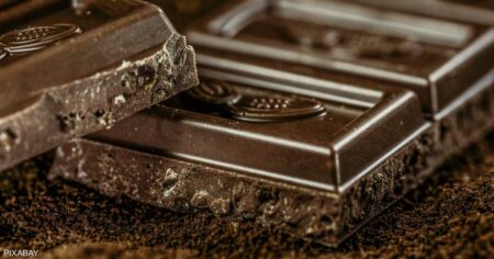 للمزاج وفقدان الوزن.. ما أفضل وقت لتناول الشوكولاتة الداكنة؟