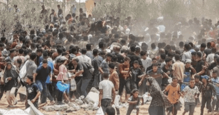 غزة.. قتلى وجرحى بانقلاب شاحنة فوق عشرات الجوعى