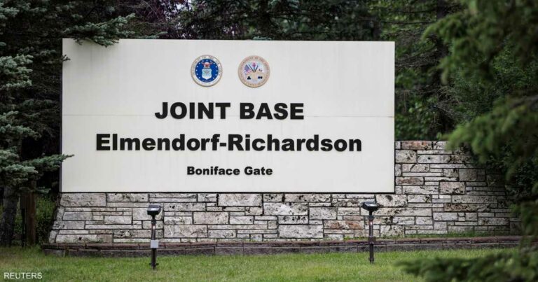 ماذا نعرف عن القاعدة العسكرية التي تستضيف ترامب وبوتين؟