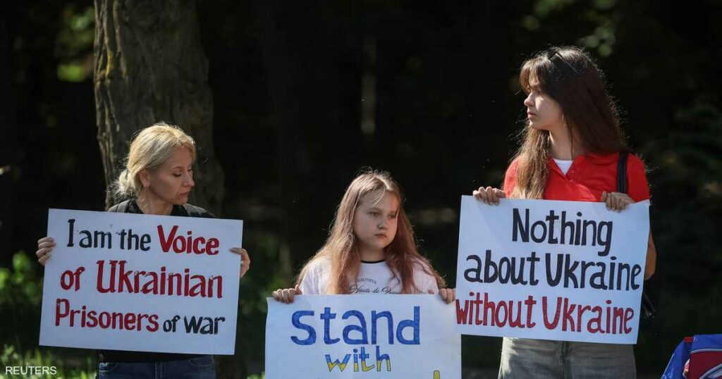 قبل لقاء ترامب وبوتين.. تظاهرات مؤيدة لأوكرانيا في ألاسكا