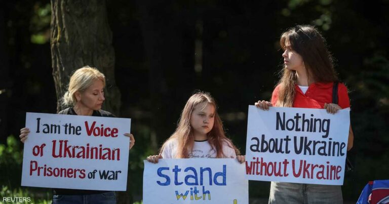 قبل لقاء ترامب وبوتين.. تظاهرات مؤيدة لأوكرانيا في ألاسكا