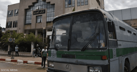 الجزائر تسحب الحافلات المتهالكة بعد "كارثة الوادي"