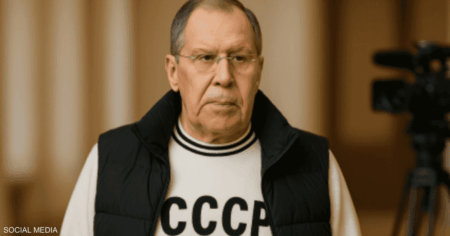 لافروف يعلّق على ارتدائه شعار الاتحاد السوفيتي في ألاسكا