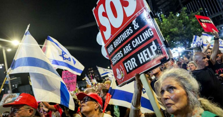 عائلات الرهائن تضغط.. احتجاجات أمام منازل وزراء إسرائيل