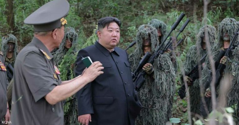 كيم يتفقد بندقية قنص محلية ويتحدث عن "الاستعدادات للحرب"