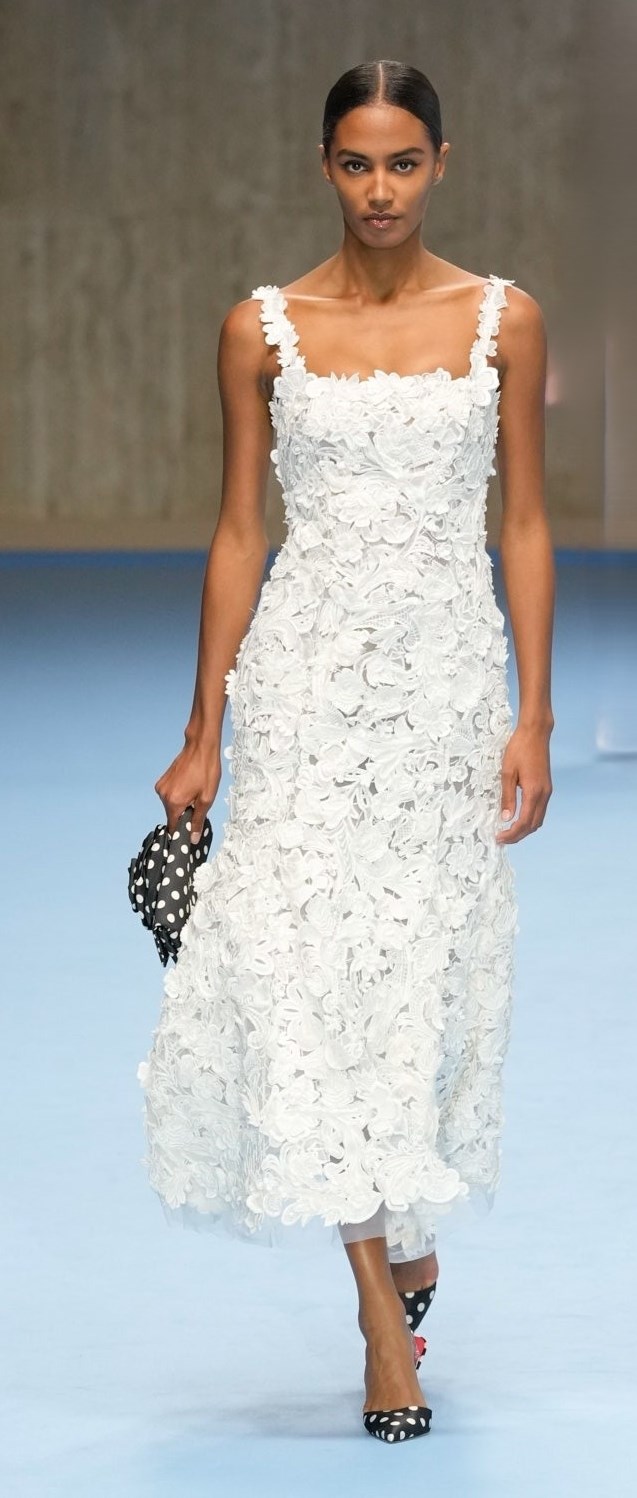 فساتين بيضاء تألقي بها في سهرات الصيف.. من وحي عروض الأزياء