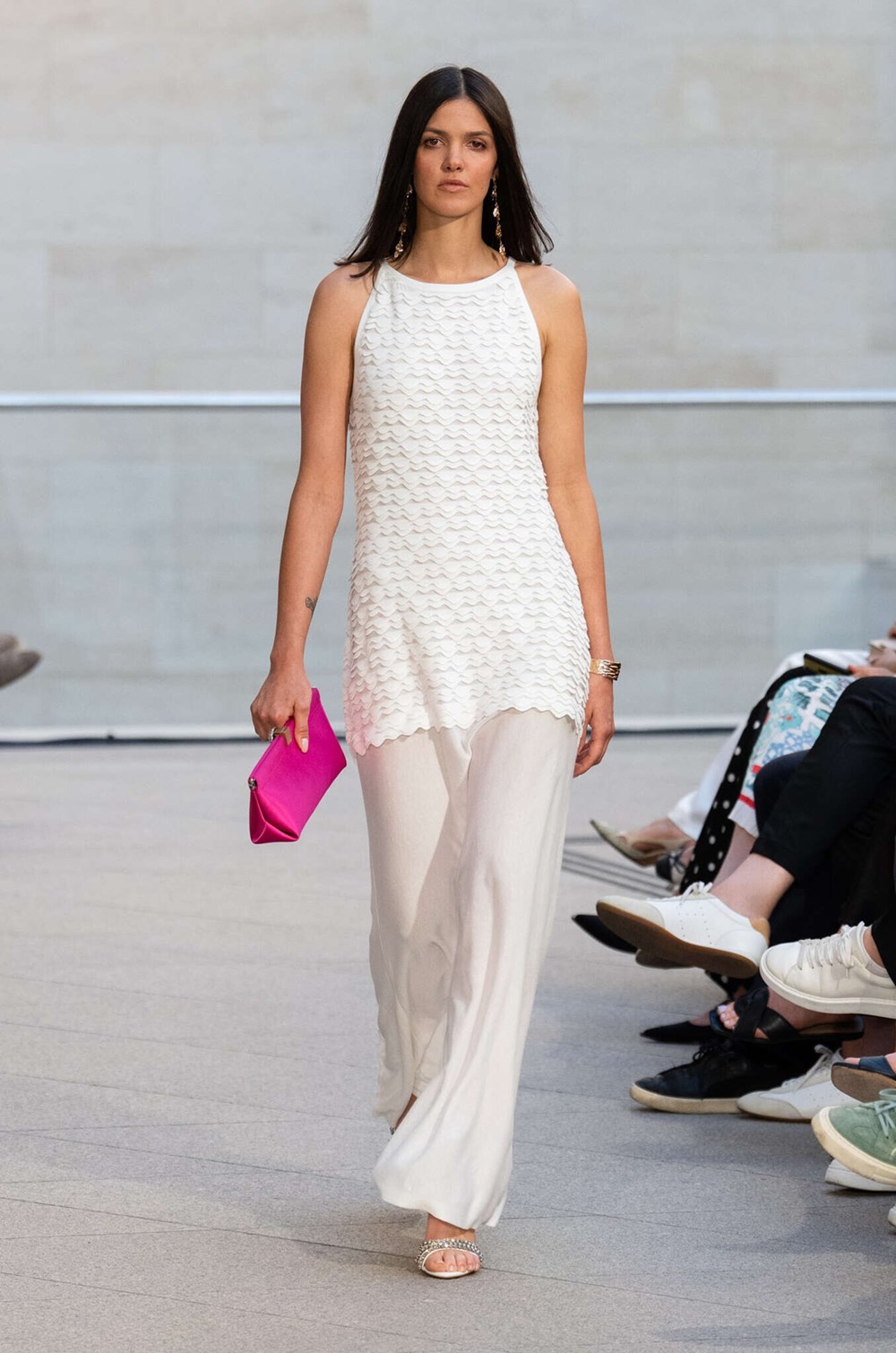 فساتين بيضاء تألقي بها في سهرات الصيف.. من وحي عروض الأزياء