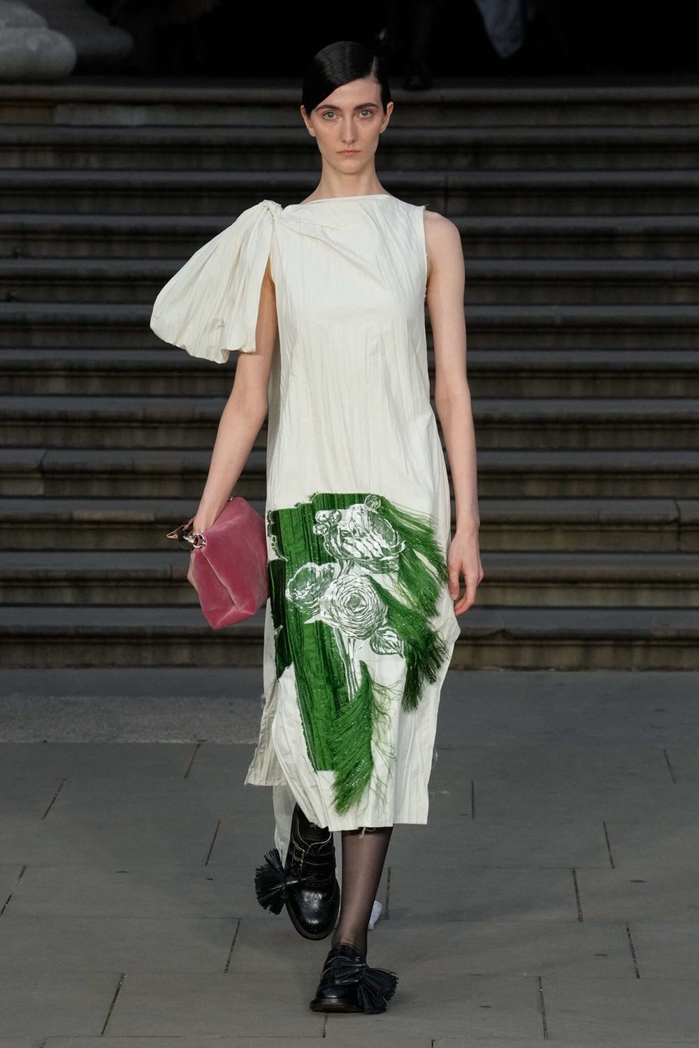 فساتين بيضاء تألقي بها في سهرات الصيف.. من وحي عروض الأزياء