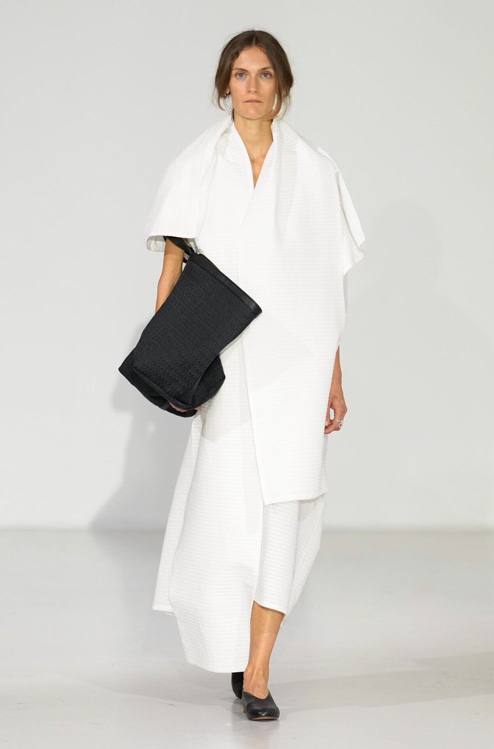 فساتين بيضاء تألقي بها في سهرات الصيف.. من وحي عروض الأزياء