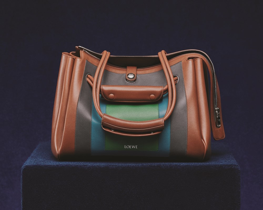 LOEWE لخريف وشتاء 2025 قصيدة هندسية