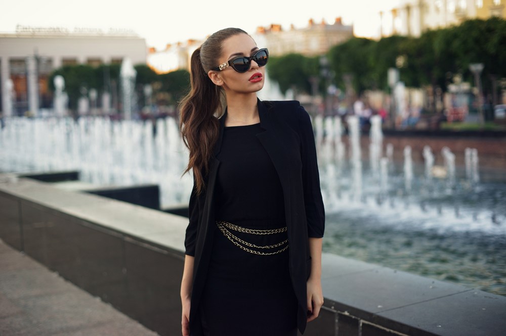 كيف ترتدين اللون الأسود في الصيف بأقصى درجات الأناقة؟