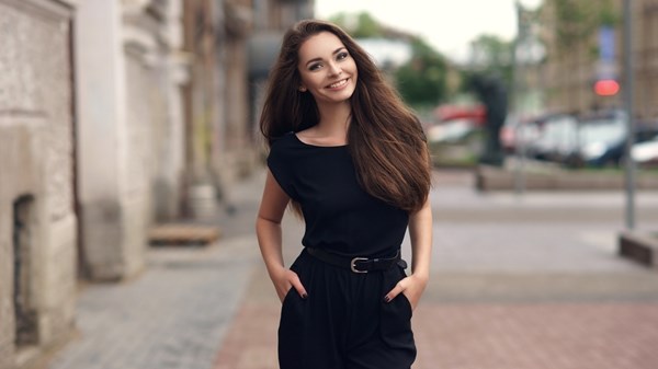 كيف ترتدين اللون الأسود في الصيف بأقصى درجات الأناقة؟ كيف ترتدين اللون الأسود في الصيف بأقصى درجات الأناقة؟