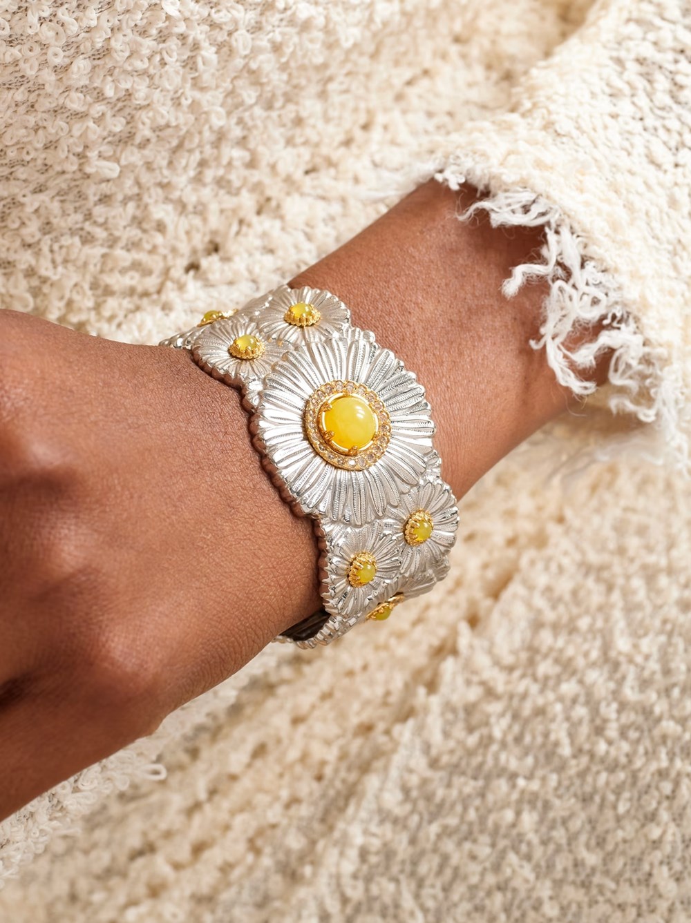 اخترنا لكِ مجوهرات بأحجار كريمة.. تزيدكِ جاذبية هذا الصيف