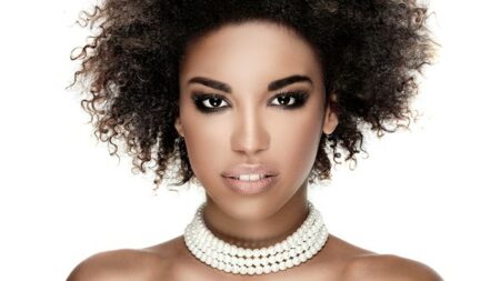 اخترنا لكِ مجوهرات بأحجار كريمة.. تزيدكِ جاذبية هذا الصيف