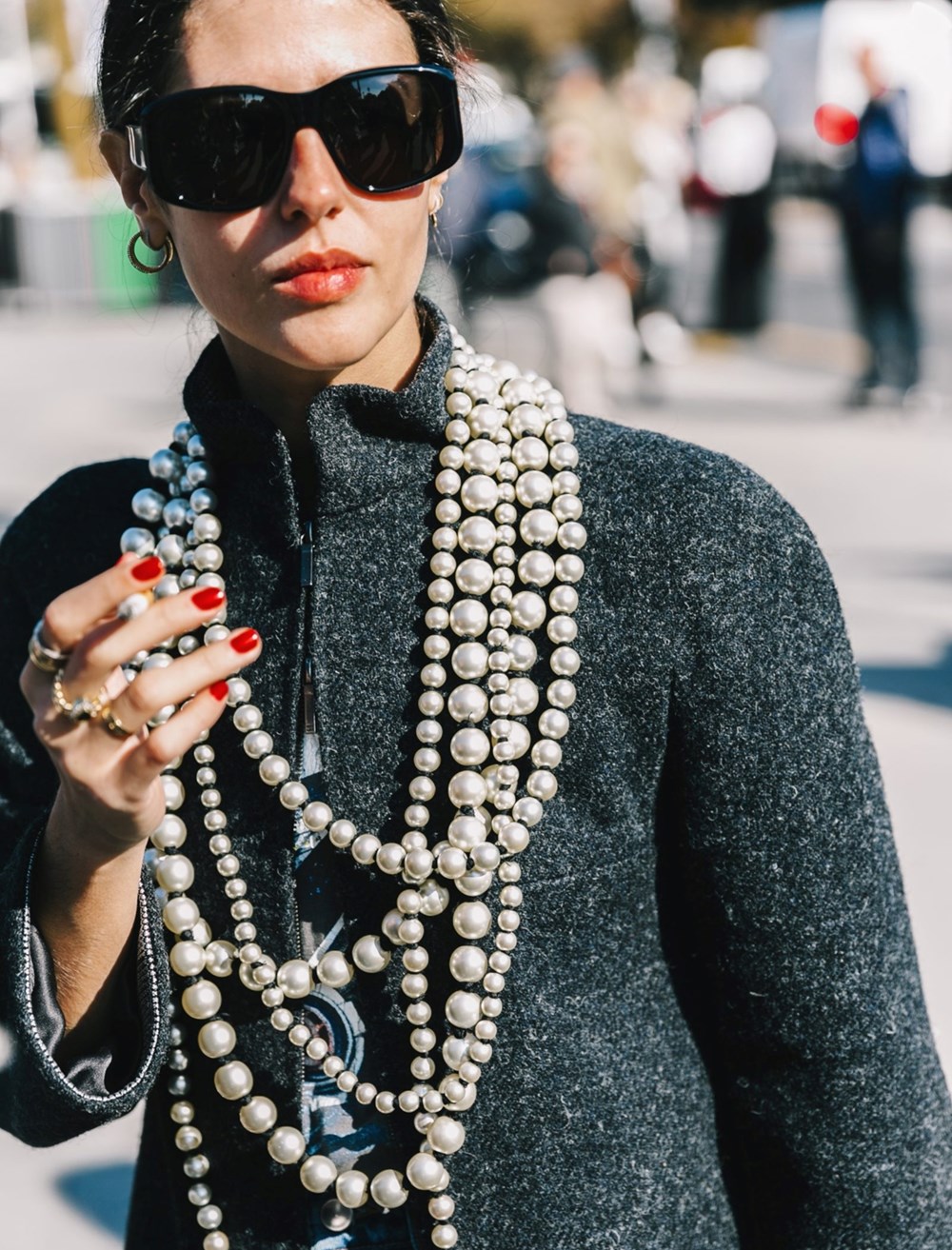 صيحة الموسم.. اللؤلؤ الجريء يتألق في عروض الأزياء العالمية