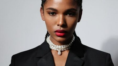 صيحة الموسم.. اللؤلؤ الجريء يتألق في عروض الأزياء العالمية