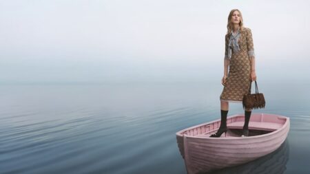 PRADA تكتب «قصيدة الصيف».. بين زرقة البحر وحلم المغامرة