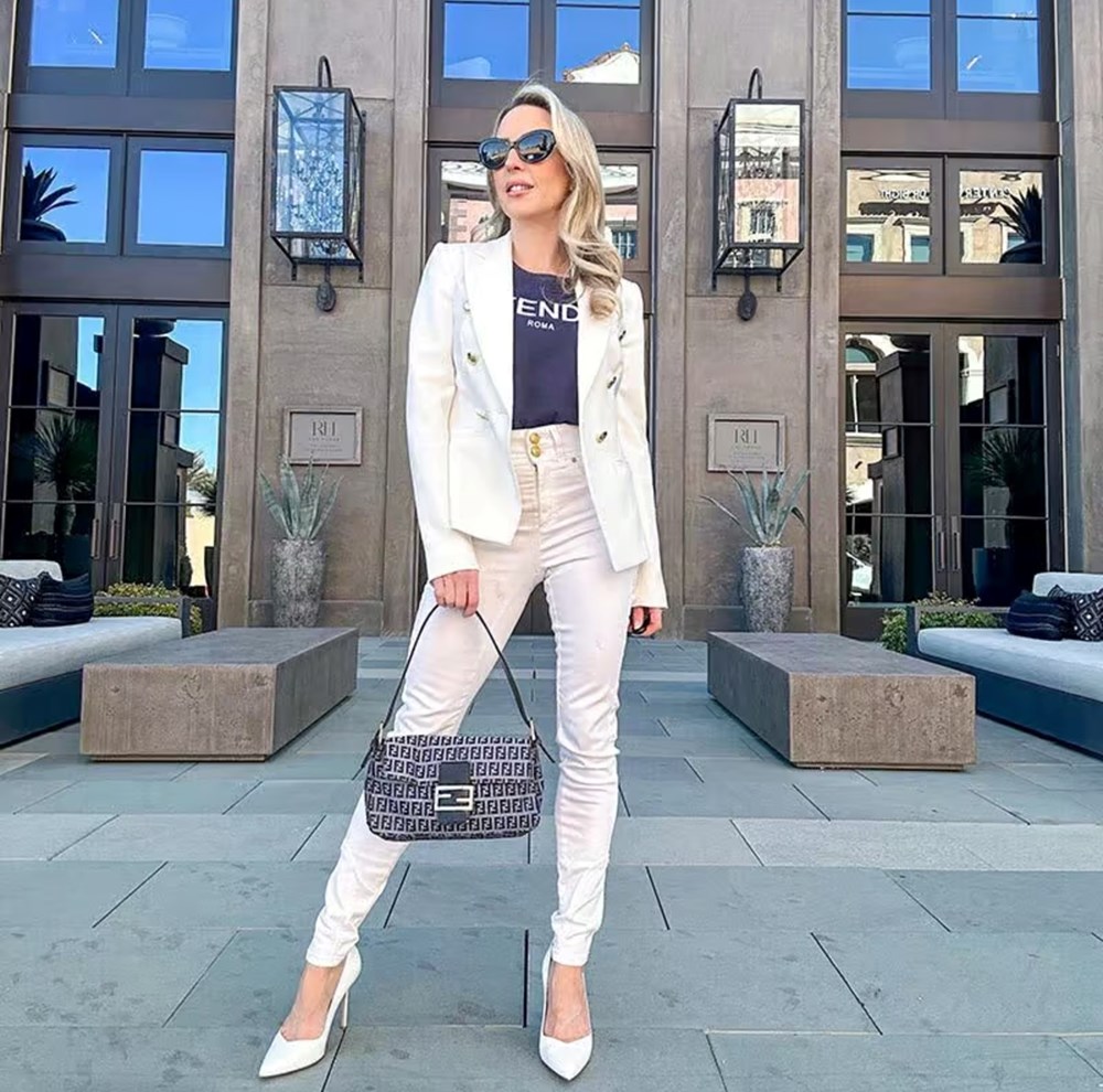 كيف ترتدين الجينز الأبيض في الخريف؟