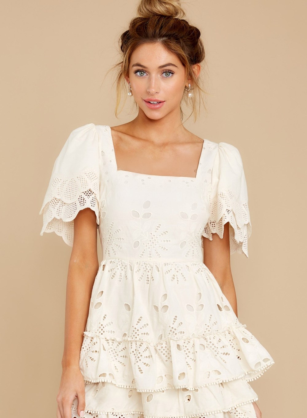 قماش الـ«Eyelet».. لمسة بوهيمية أنثوية تزيّن «اللوك» أواخر الصيف