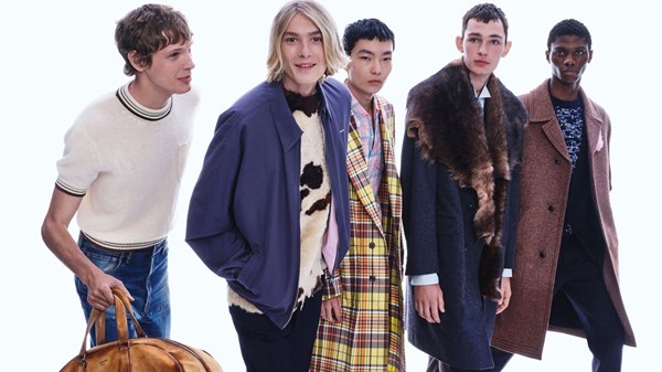 «Prada» ترسم «قصيدة الحركة».. الحياة تتحول إلى صور نابضة «Prada» ترسم «قصيدة الحركة».. الحياة تتحول إلى صور نابضة