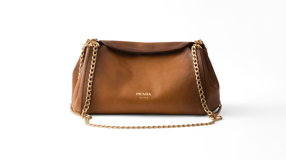 حقيبة «Tumulte» من «برادا».. بساطة تحتفي بالفخامة