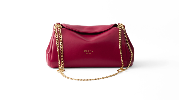 حقيبة «Tumulte» من «برادا».. بساطة تحتفي بالفخامة حقيبة «Tumulte» من «برادا».. بساطة تحتفي بالفخامة