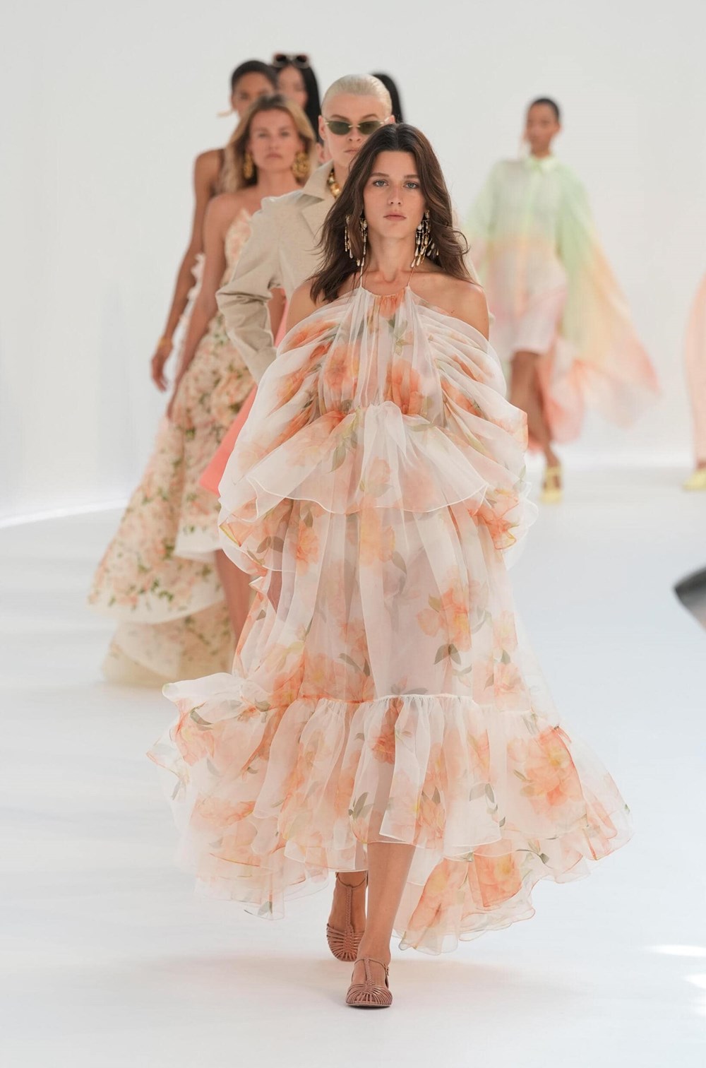 دليلكِ لاختيار إطلالتك كضيفة في الأعراس.. أفكار أنيقة تناسب حفلات الزفاف