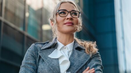 ملابسكِ وقوتكِ.. كيف يمنحكِ المظهر حضوراً لا يُقاوم