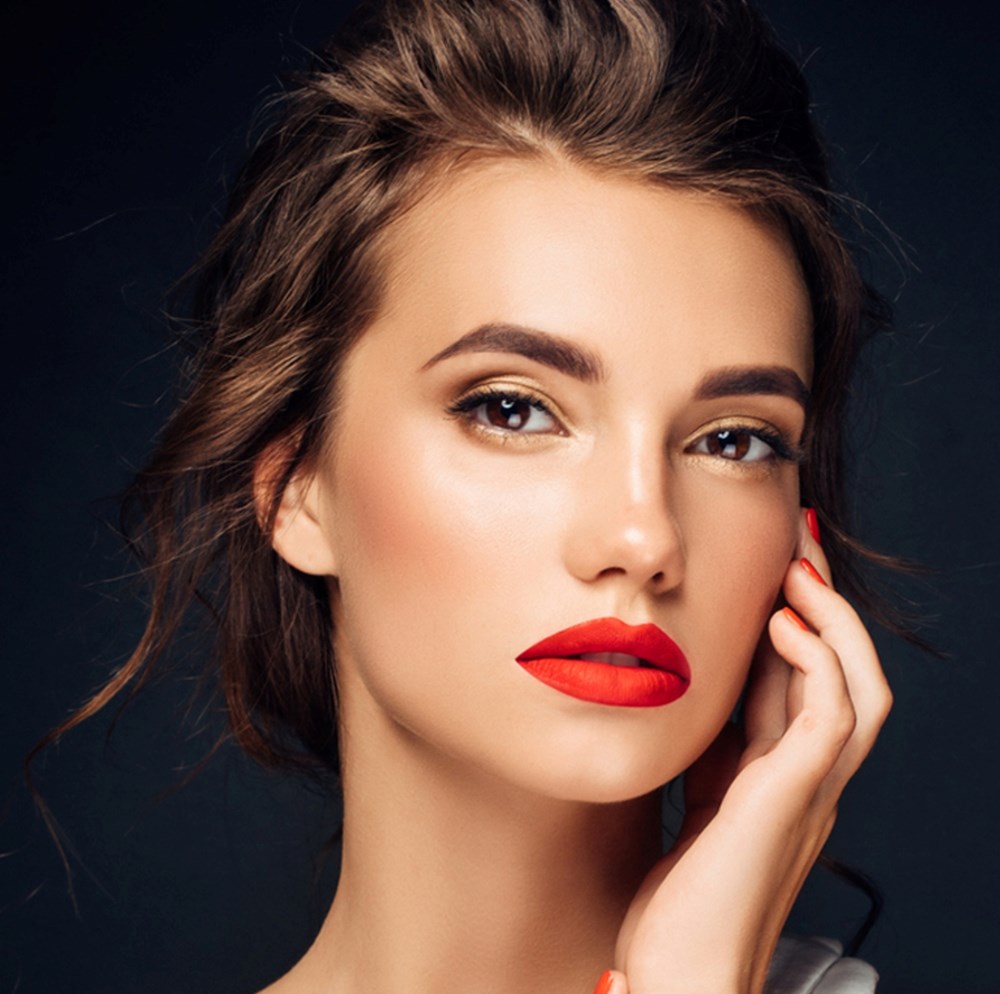 الفستان الأحمر.. دليلكِ لإطلالة توازن بين الجرأة والأناقة