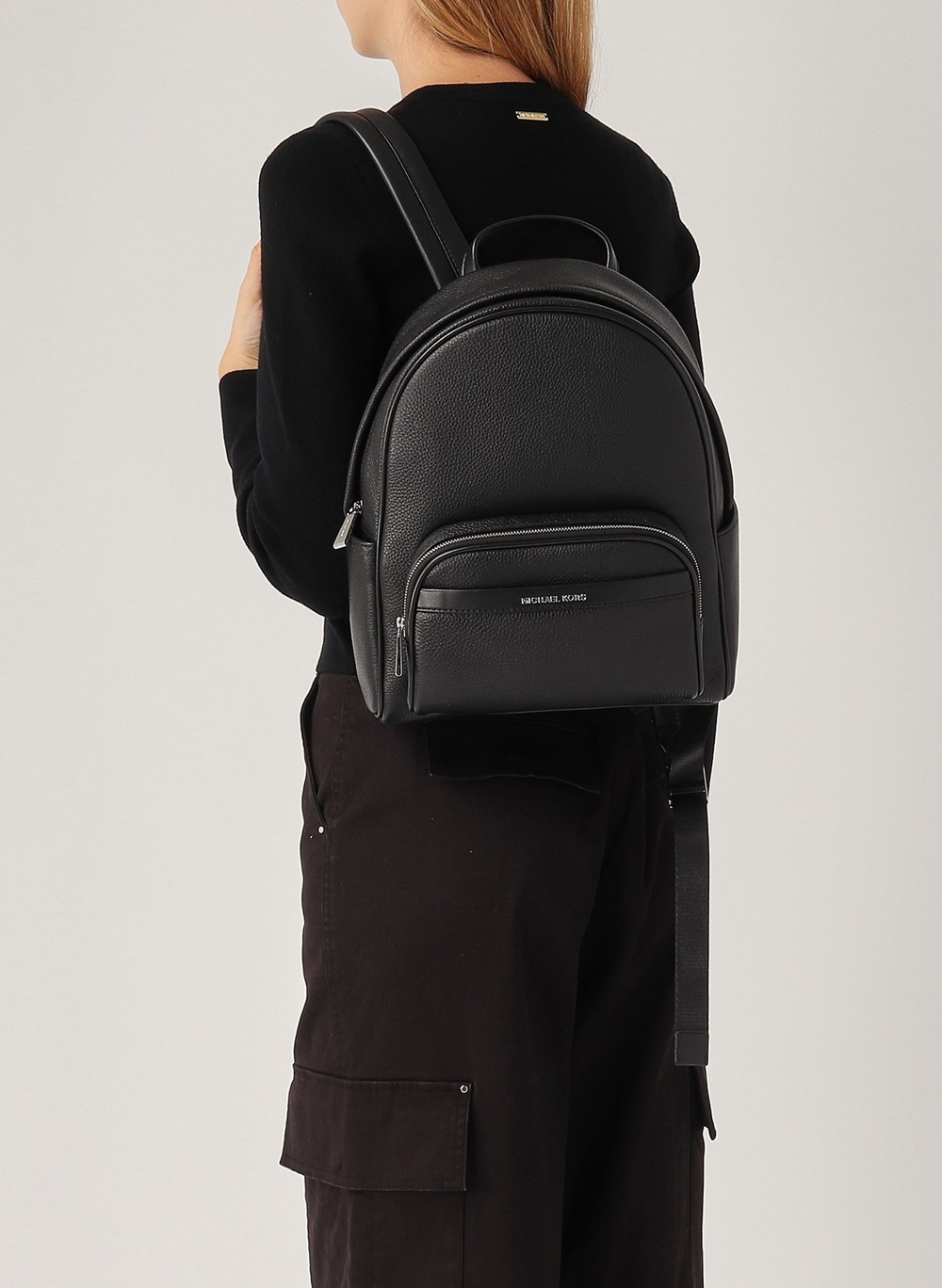 من قاعة الدراسة إلى الكافيه.. حقيبتكِ رفيقتكِ الدائمة فأيّ واحدة تختارين؟