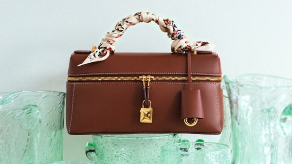 حقيبة «Extra Bag L23» من «Loro Piana»… تحفة موسم خريف وشتاء 2025-2026 حقيبة «Extra Bag L23» من «Loro Piana»... تحفة موسم خريف وشتاء 2025-2026