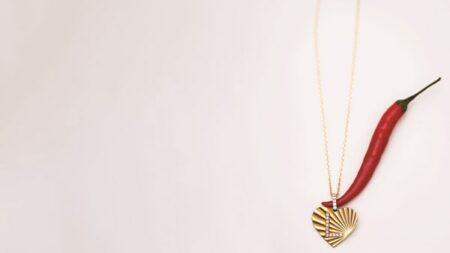 فاطمة علي الحوسني: «الطب» والمجوهرات مساحتان لشغفٍ واحد