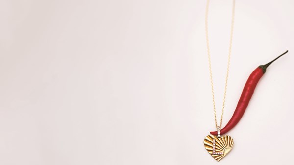 فاطمة علي الحوسني: «الطب» والمجوهرات مساحتان لشغفٍ واحد فاطمة علي الحوسني: «الطب» والمجوهرات مساحتان لشغفٍ واحد