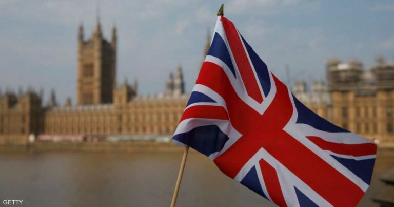 سفينة بريطانيا تغرق وتهدد استقرار الحكومة